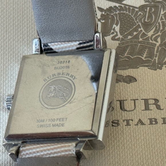 Authentic Burberry watch - Picture 9 of 13
